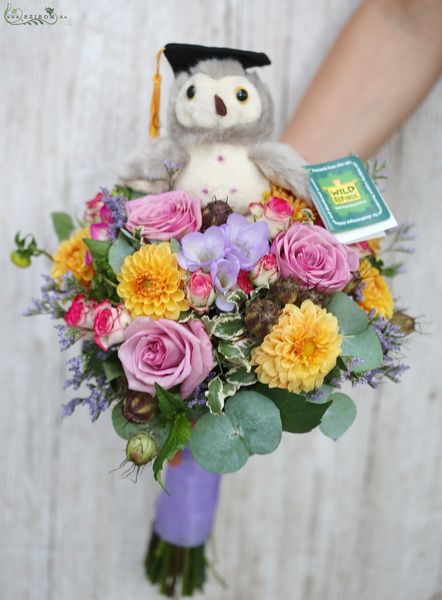Blumenlieferung nach Budapest - Bunter Blumenstrauß mit Eule, 24 Stiele