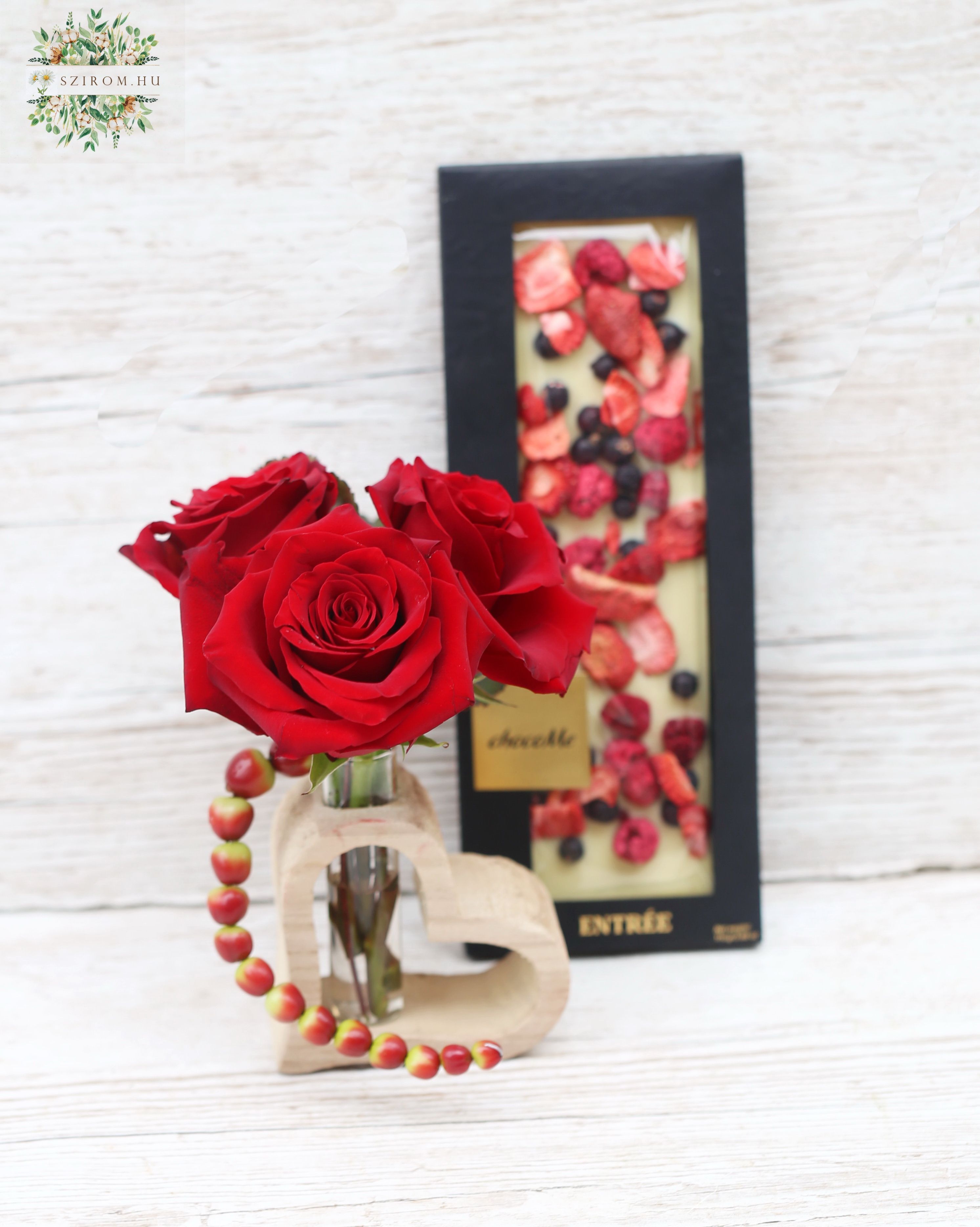 Blumenlieferung nach Budapest - Herzförmige Holzvase mit roten Rosen, Beeren, Choco Me Schokolade