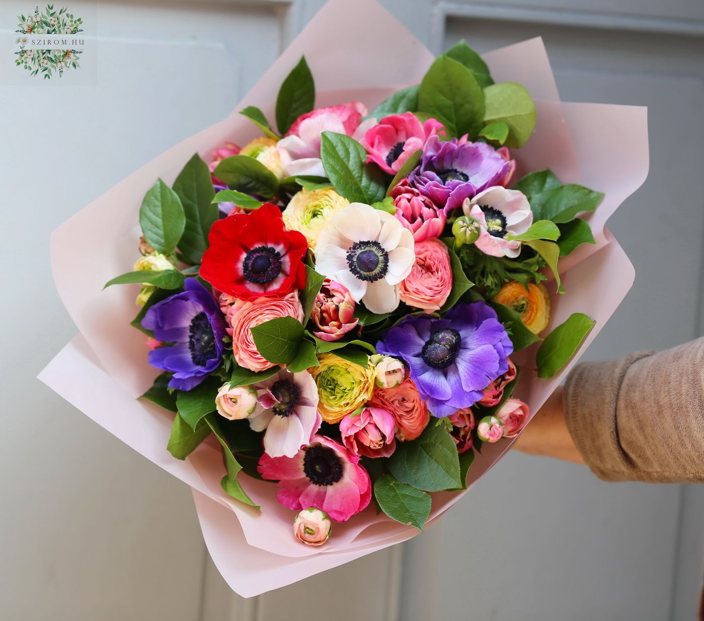 Blumenlieferung nach Budapest - bunt Strauß mit Butterblumen, Tulpen und Anemonen (22 Blüten)