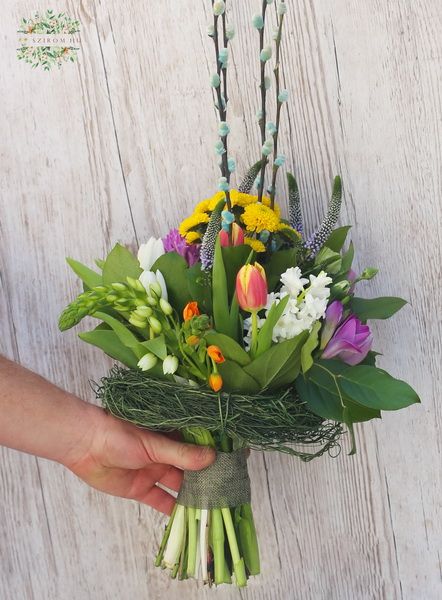 flower delivery Budapest - Spring oval bouquet with blue catkin (24 stems)
