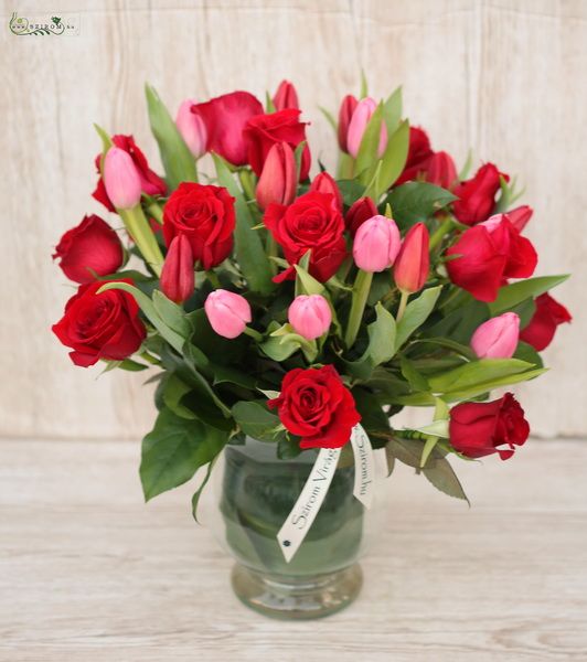 Blumenlieferung nach Budapest - Frühlingstrauss in Vase aus Rosen und Tulpen (33 St)