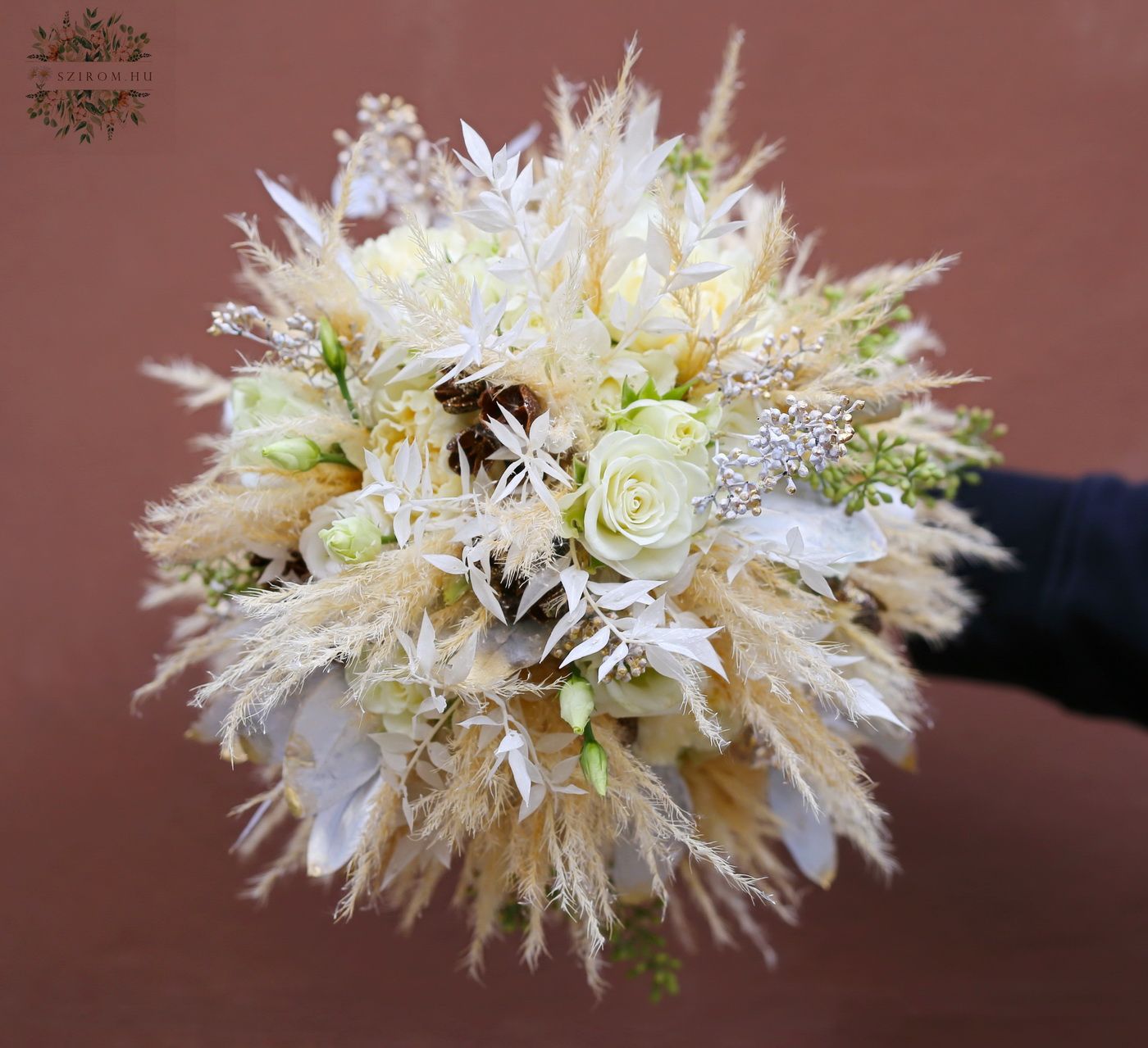 Blumenlieferung nach Budapest - Brautstrauß im Winter, mit Pampasgras (weiße minirose, Lisianthus, Nelke)