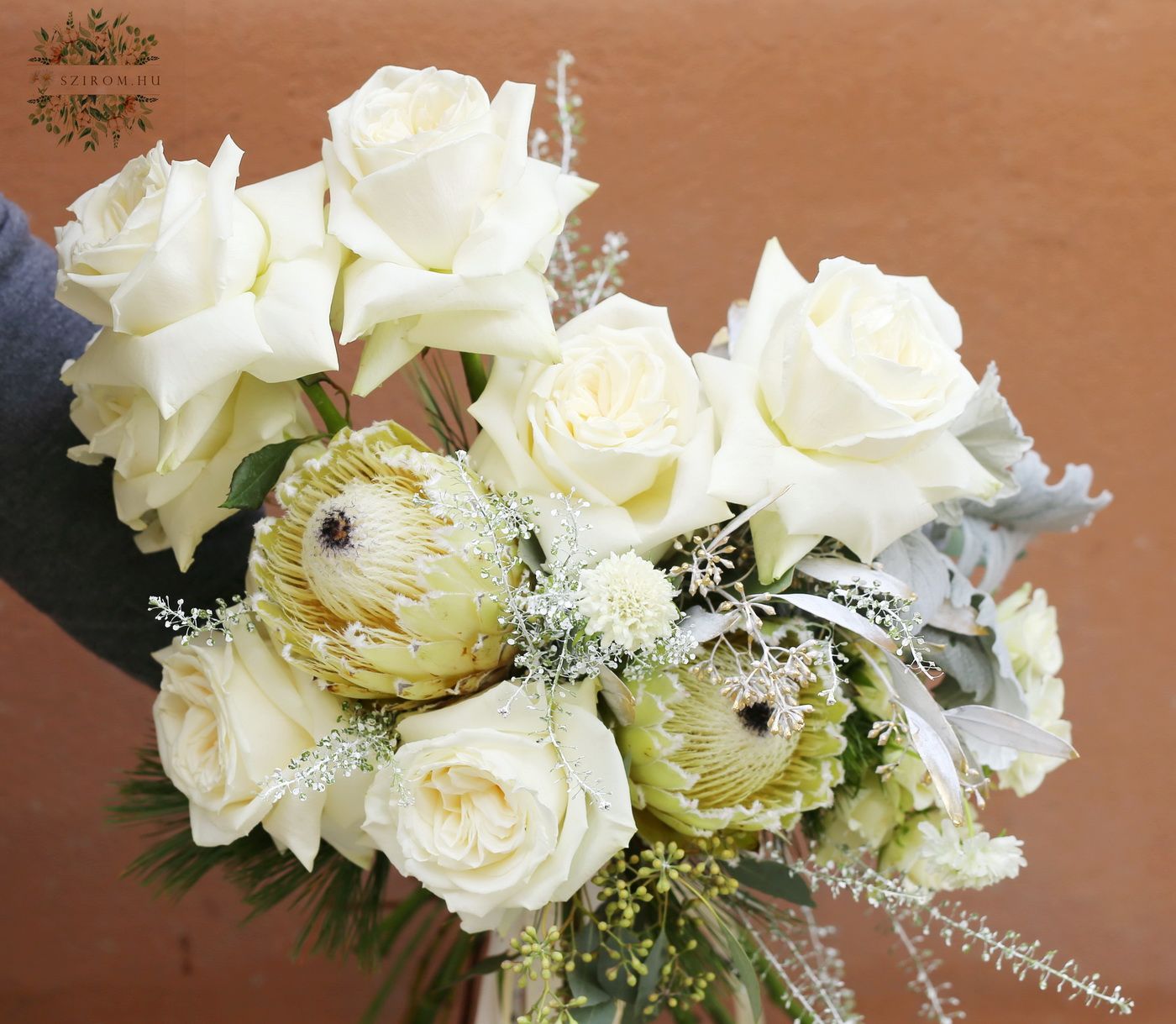 Blumenlieferung nach Budapest - Winterlicher Brautstrauß mit weißen, seidigen Proteen und Rosen