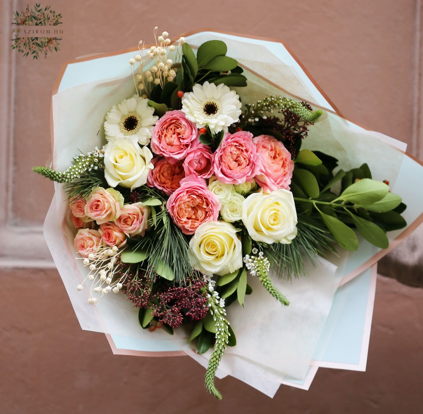 Blumenlieferung nach Budapest - Winterstrauß mit Englishe Rosen