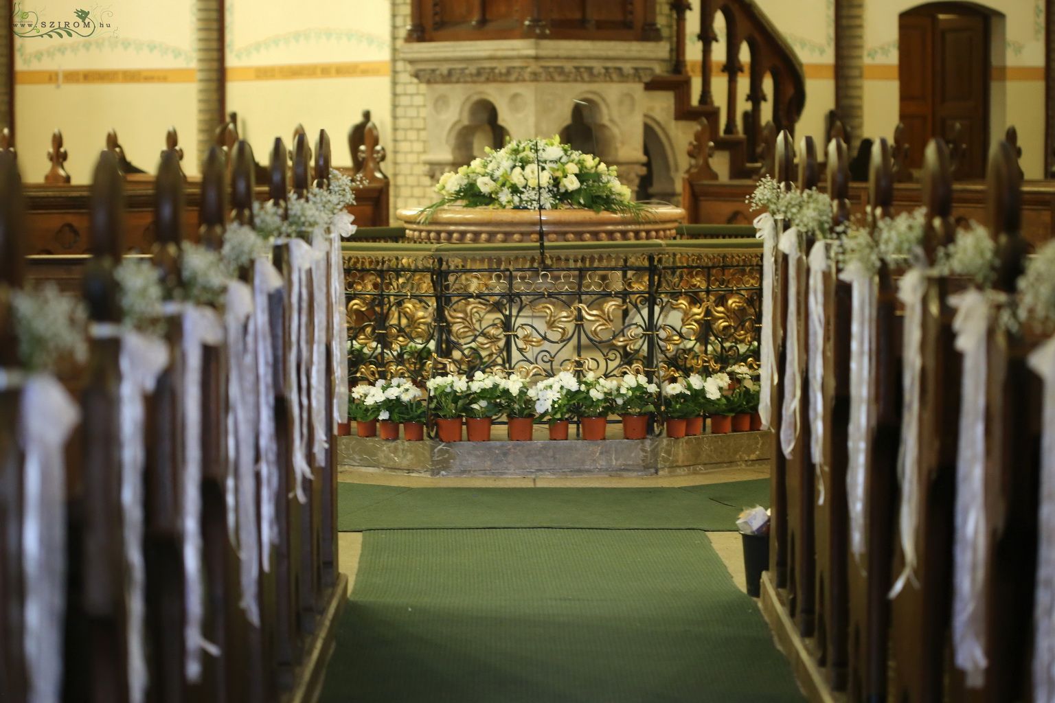 Virágküldés Budapest - Templomi oltárdísz és padsordísz, fehér, Szilágyi Dezső tér, esküvő