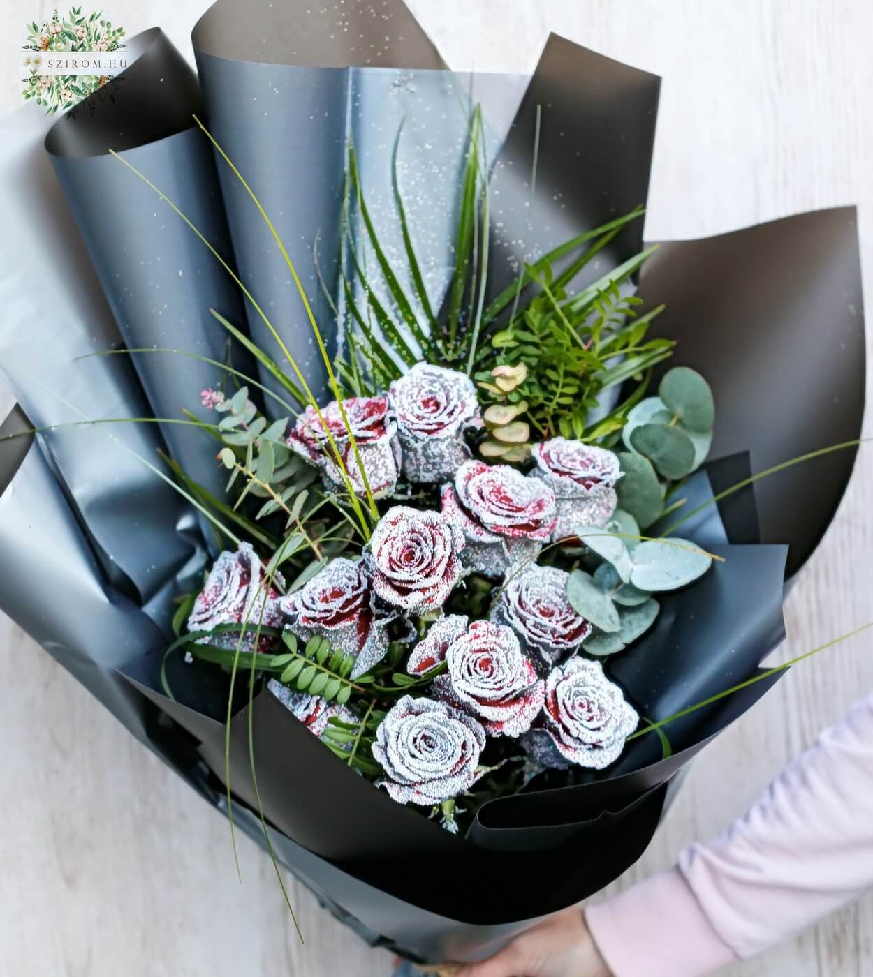 Blumenlieferung nach Budapest - Tiktok-Blumenstrauß mit 12 funkelnden roten Rosen