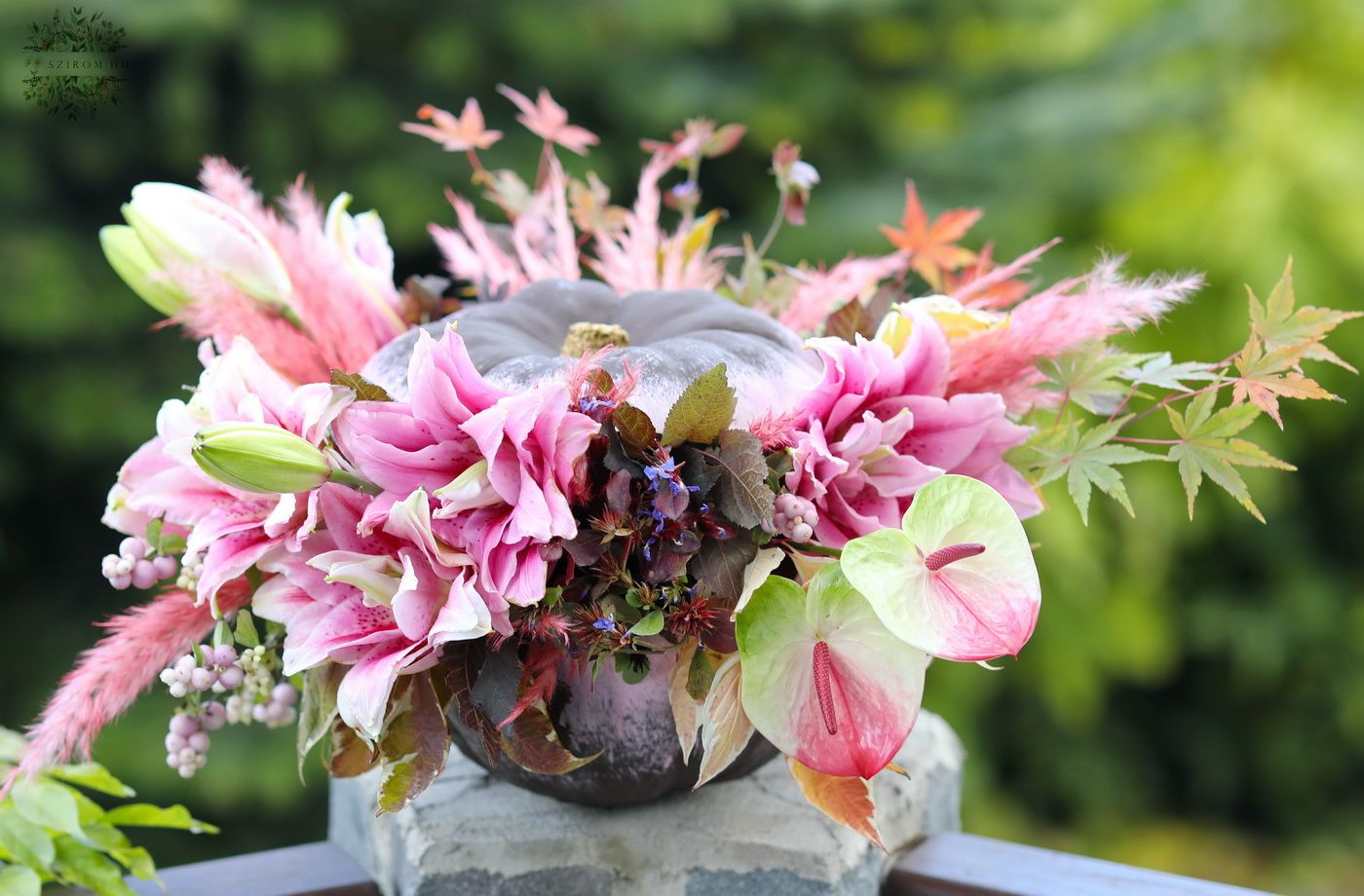 Blumenlieferung nach Budapest - Kürbis-Blumenstrauß mit Roselilien