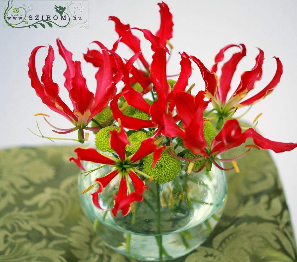 flower delivery Budapest - glass ball with gloriosa 