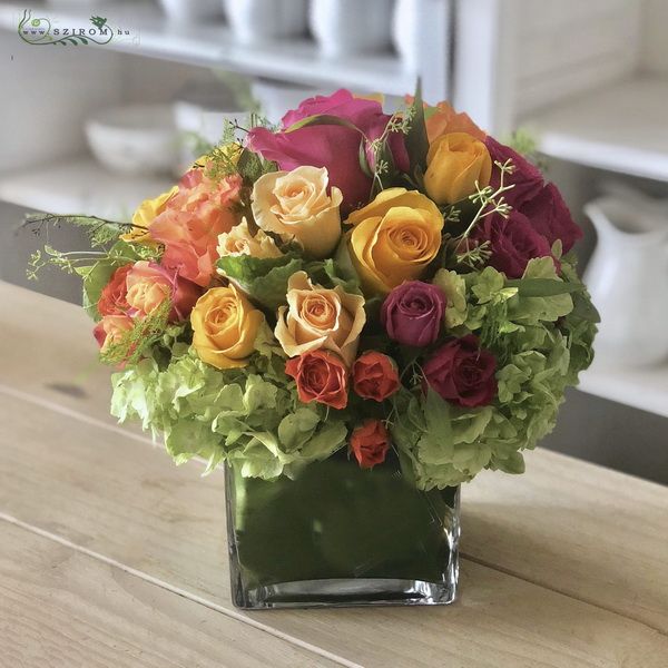 Blumenlieferung nach Budapest - Glaswürfel mit Hortensien, Rosen (18 Stiele)