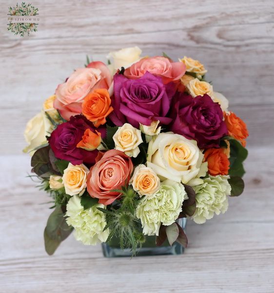 Blumenlieferung nach Budapest - Glaswürfel mit Pfirsich - lila Rosen, Nelken (30 Stiele)
