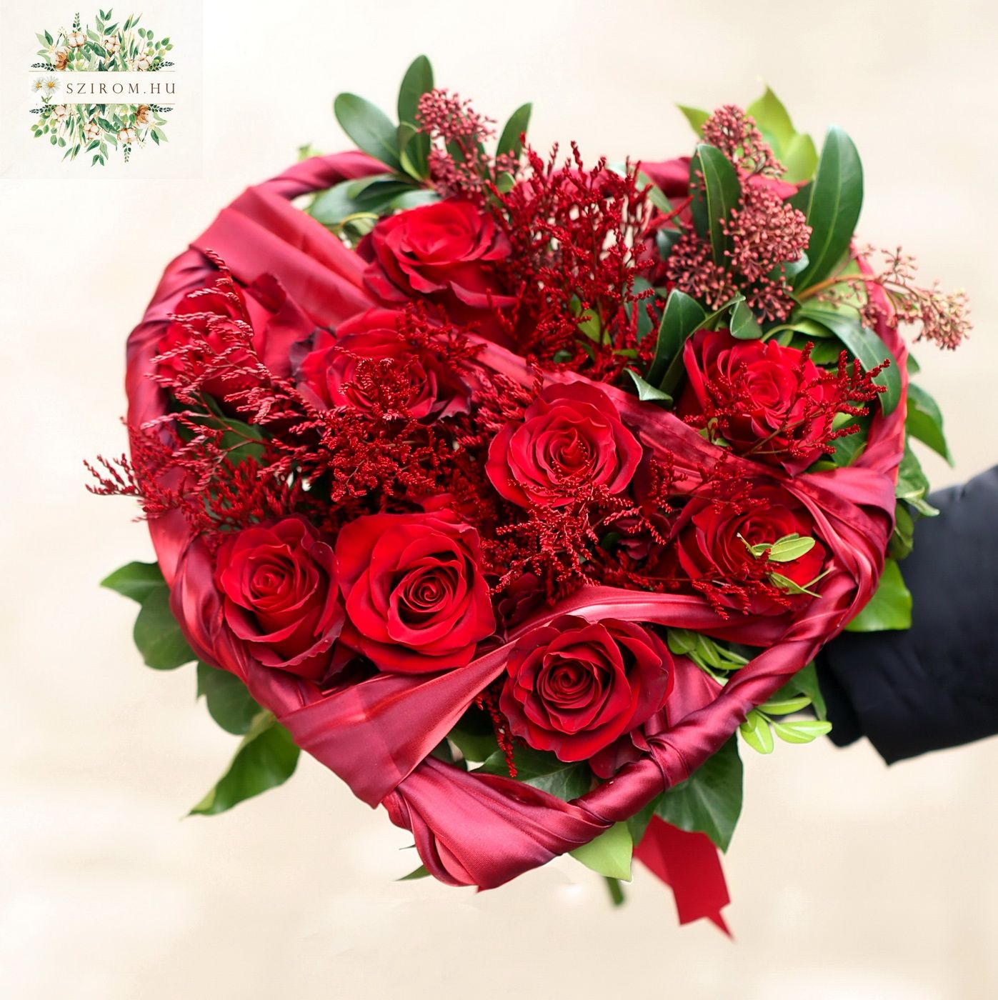 Blumenlieferung nach Budapest - Herzstrauß mit 9 roten Rosen, rote seidige Straußbasis