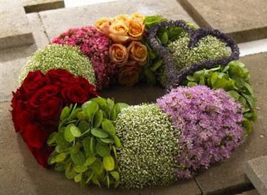 flower delivery Budapest - flower wreath with stripes (50cm)