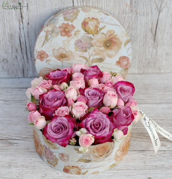 Blumenlieferung nach Budapest - Blumenkasten mit lila Rosen und rosa Buschrosen (13 Stiele)