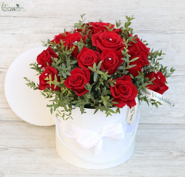 Blumenlieferung nach Budapest - Papierbox mit roten Rosen und winziger Blätter (19 St)
