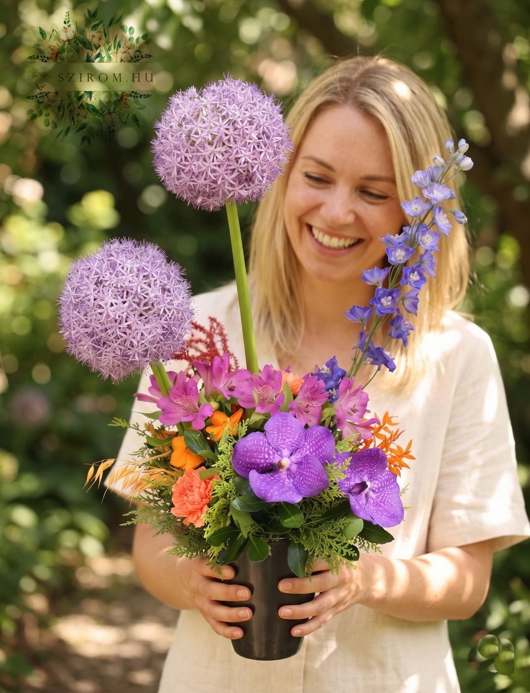 Blumenlieferung nach Budapest - Blumenarrangement mit duftige Allium Kugeln und Vanda-Orchideen