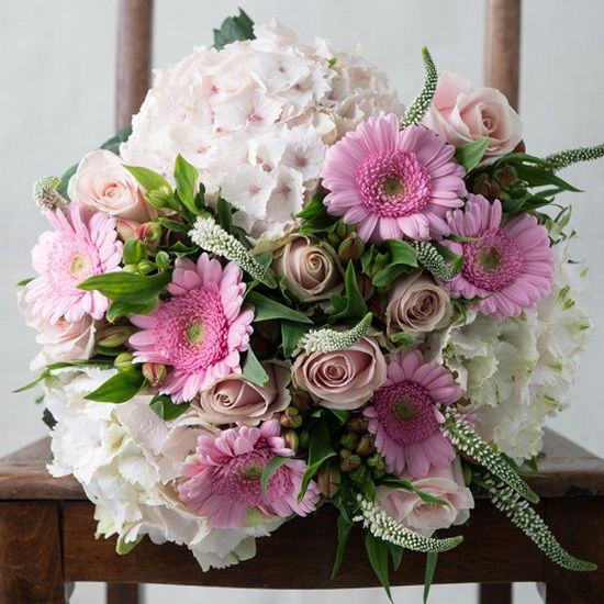 Blumenlieferung nach Budapest - Großer rosa runder Strauß mit Hortensien, Rosen, Gerbera (23 Stiele)