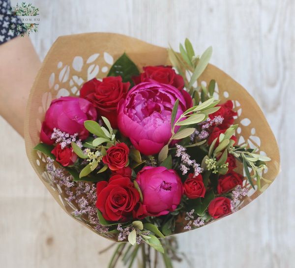 Blumenlieferung nach Budapest - Kleiner Pfingstrosenstrauß mit roten Rosen (11 Stiele)