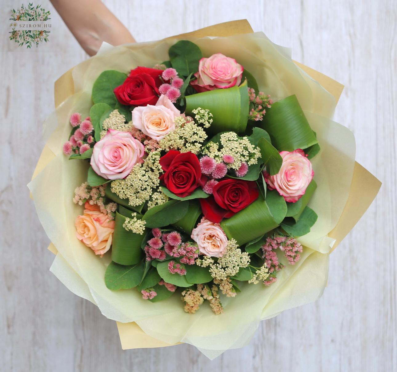 Blumenlieferung nach Budapest - Warme Farbe Rosen mit kleinen Blüten (26 Stämme)