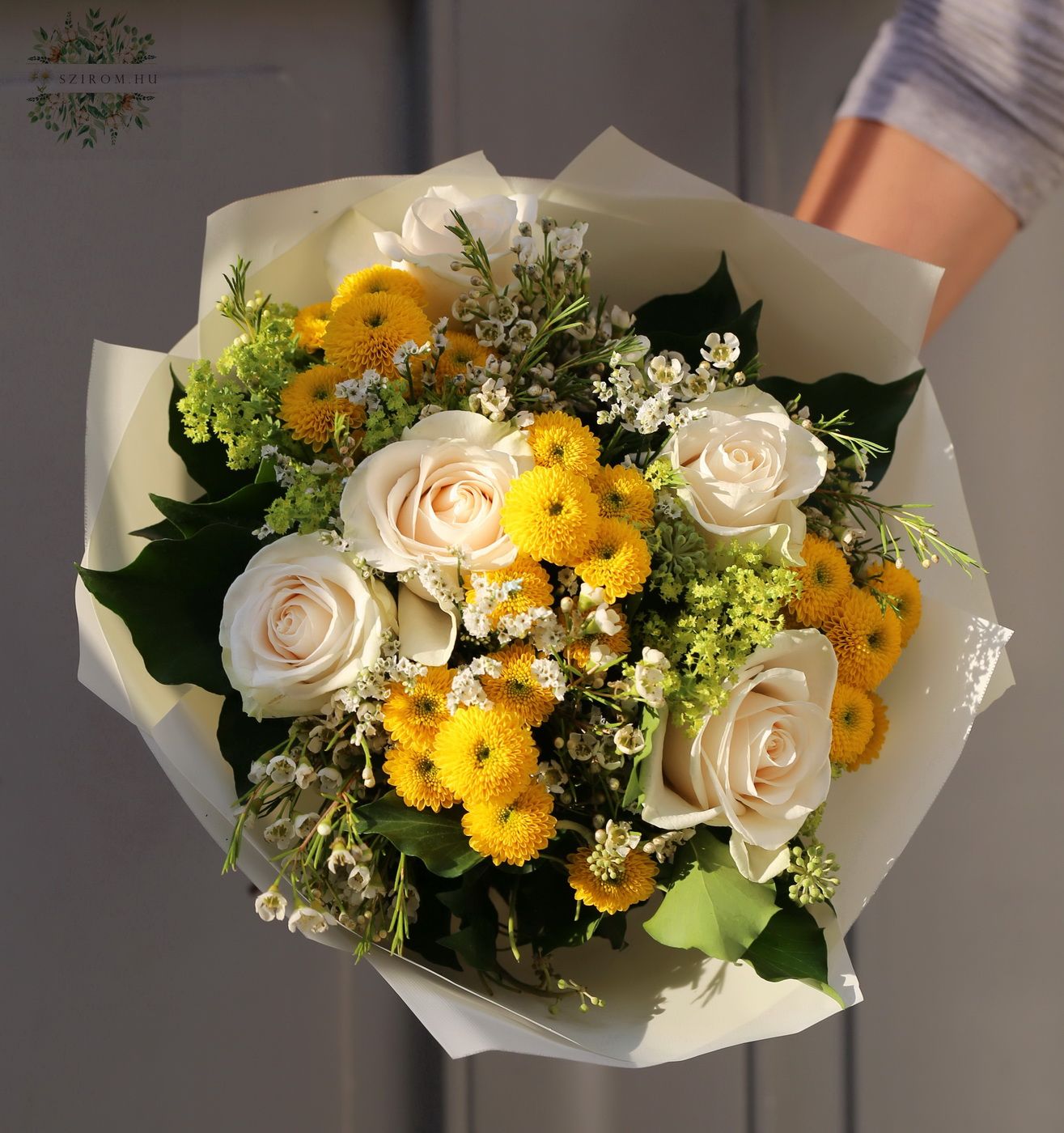 Blumenlieferung nach Budapest - kleiner runder Strauß mit Rosen und gelben-weißen Blumen