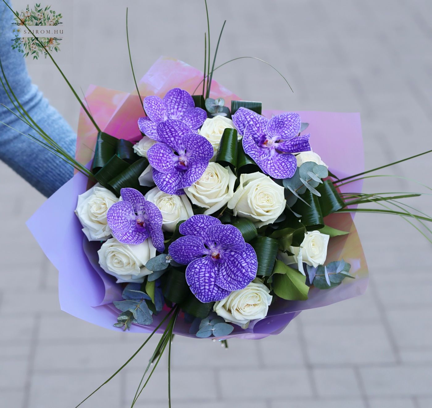 Virágküldés Budapest - kerek csokor fehér rózsákkal és Vanda orchideával (10+5 szál)