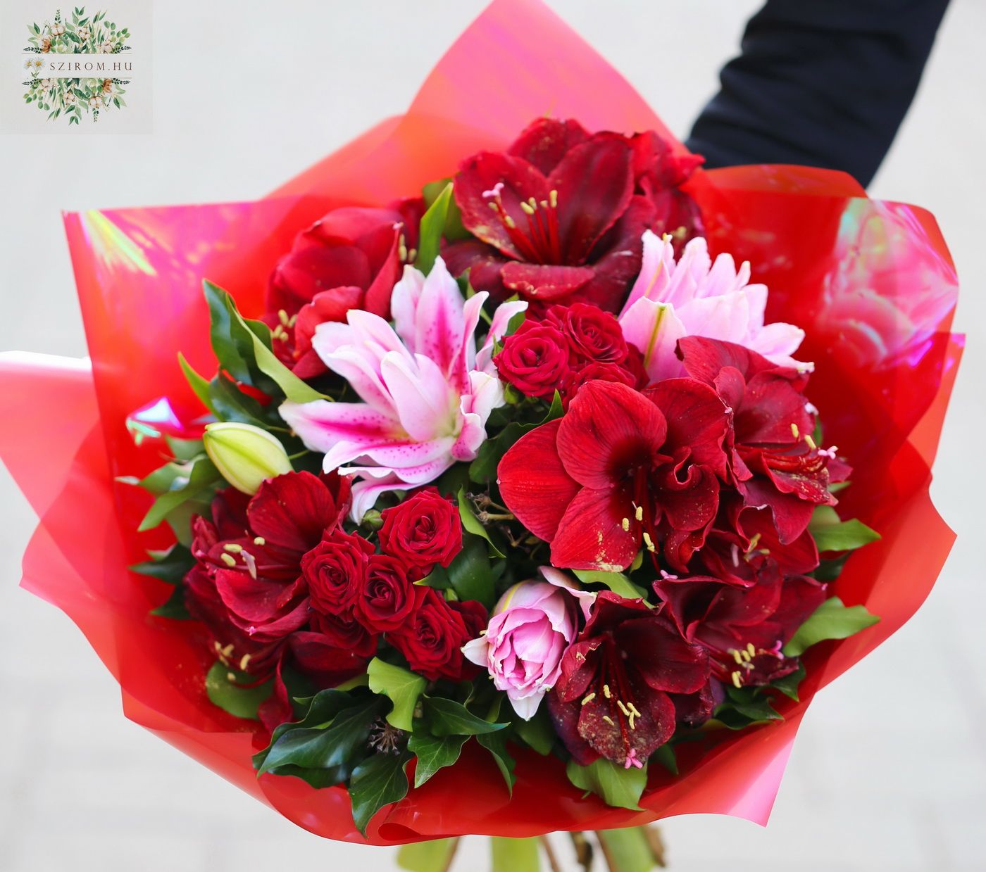Blumenlieferung nach Budapest - roter Blumenstrauß mit Lilien und Amaryllis