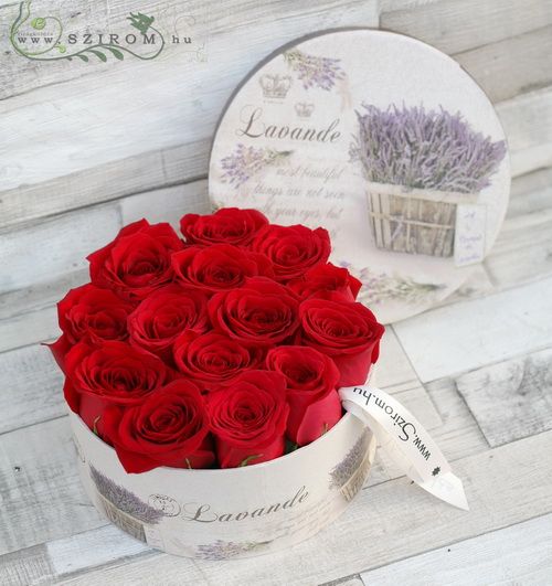 Blumenlieferung nach Budapest - Rosen im Box vintage (13 Stiele)
