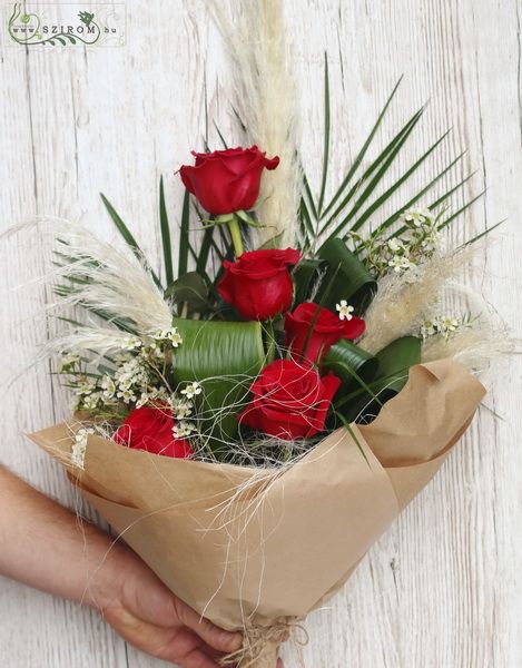 Blumenlieferung nach Budapest - Rote Rosen mit Pampasgras