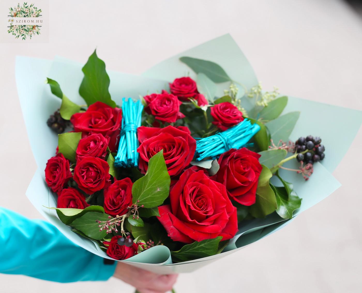 Blumenlieferung nach Budapest - Runder Strauß mit roten Rosen und Sprayrosen (9 Stiele)