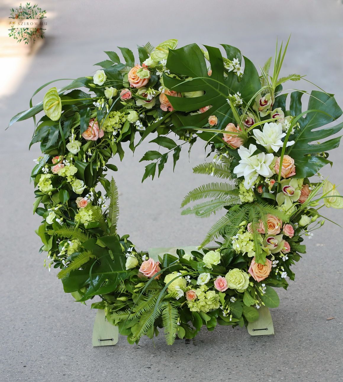 Blumenlieferung nach Budapest - Grün-pfirsichfarbener asymmetrischer Standkranz 100cm