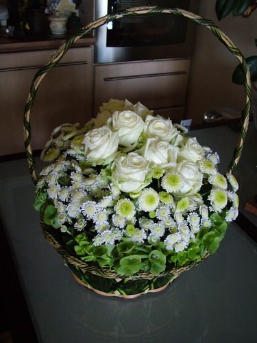 weißen Rosen Korb mit grünen und weißen Blumen