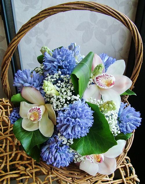 virágkosár  jácintból, orchideából (15 szál, 30cm)