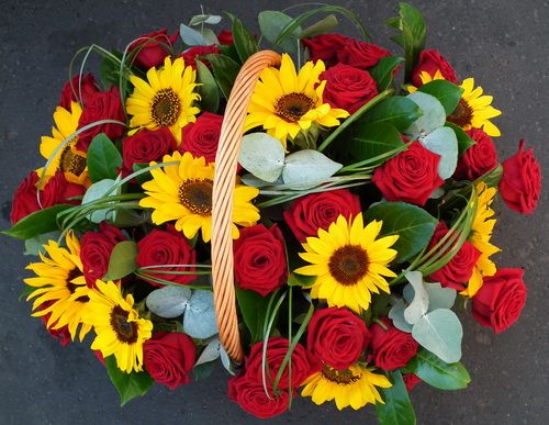 basket of red roses with sunflowers (40 stems, 60cm)