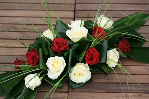 asztaldísz 20 vörös és fehér rózsából, visszahajtott levelekkel (70cm)
