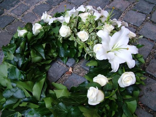 ivy wreath with white roses and lilies (60 cm)