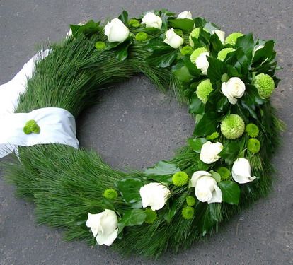 Bhutan pine wreath with white roses and green chrysanthemums (60 cm)