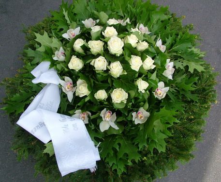 Trauer Kranz mit weiße Rosen und Orchideen (110cm)