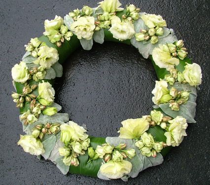 wreath with mini roses and lisianthuses
