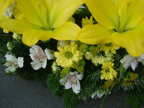 ivy wreath with yellow lilies, chrysanthemums and alstromerias (60 cm)