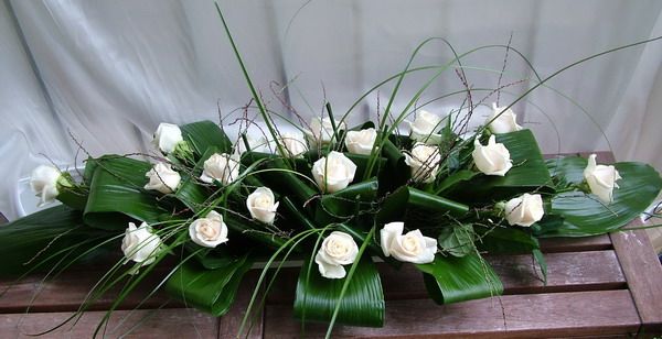 big bier arrangement with 20 roses, aspidistra leaves and bear grass (1 m)