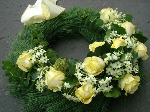 Bhutan pine wreath with ornithogalums and roses (50 cm)