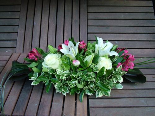 bier arrang. with roses, lilies, alstromerias (60 cm)