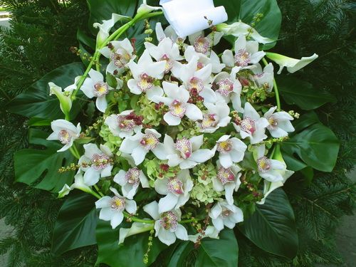 standing wreath with orchids, hydrangea and mini cala (1,1m)