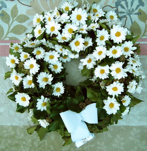 small ivory wreath with white daisies (47cm)