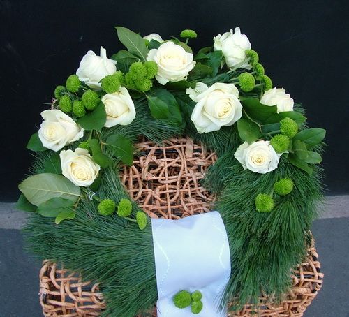 kis selyemfenyö koszorú fehér rózsával és zöld krizivel (40cm)