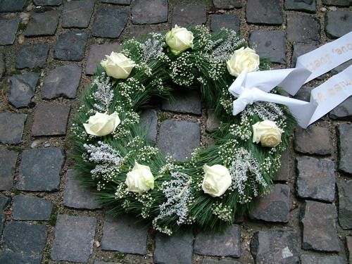 Bhutan pine wreath with roses and gypsophilas (50 cm)