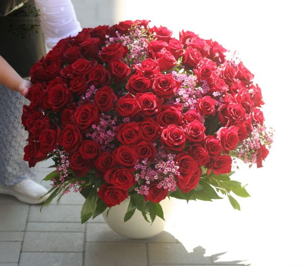 100 wunderschöne rote Rosen mit Wachsblumen im Keramik