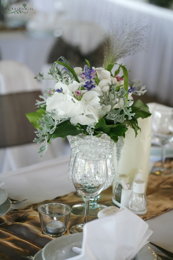 Centerpiece, Bagolyvár Inárcs (hydrangea, rose, white), wedding