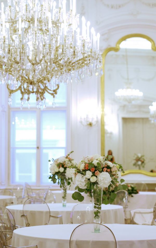 Esküvői asztaldísz magas vázában, 1db,  Festetics palota Budapest (hortenzia, rózsa, bokros rózsa, szegfű, alstromelia, dália, fehér, rózsaszín) 
