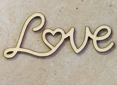 wooden love title (8cm)