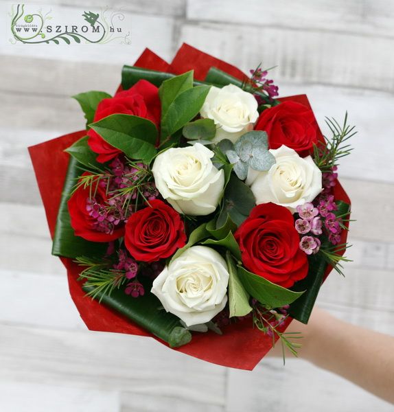 9 Rosen mit kleinen Blumen